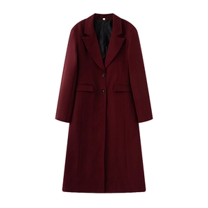 Dettaglio di un cappotto in lana bordeaux con revers e chiusura a due bottoni su fondo bianco