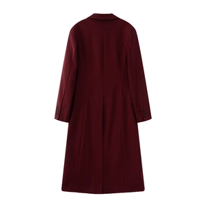 Vista posteriore del lungo cappotto di lana bordeaux con spacco centrale e bottoni decorativi