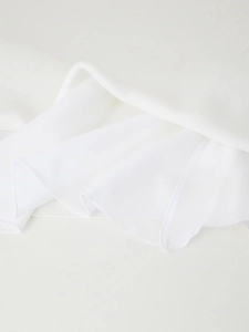 Haut élégant en satin blanc avec volants asymétriques et design dos nu chic pour femmes