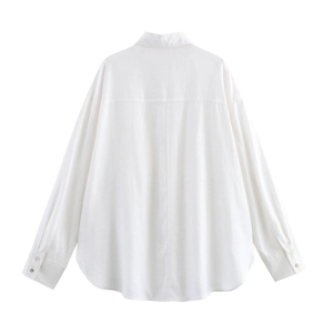 Vue arrière d'une chemise blanche en coton et lin avec pli creux et ourlet arrondi