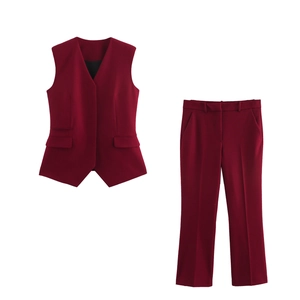Detailweergave van bordeauxrode slim-fit gilet en flared broek met hoge taille set