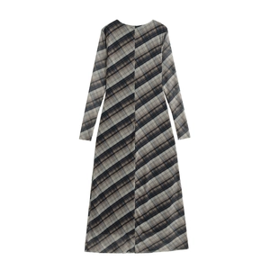 Détail du motif à carreaux noir et beige élégant sur cette robe longue ajustée chic