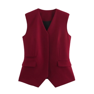 Detail van bordeaux vest met diepe V-hals, klepzakken en gladde kostuumstof