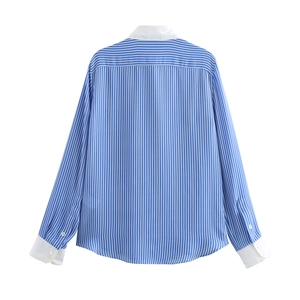 Vue arrière détaillée d'une chemise rayée à manches longues avec col et poignets blancs