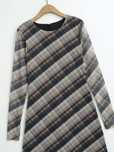 Robe en maille à carreaux pour femmes avec manches longues et col rond classique