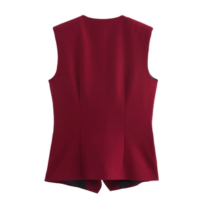 Achteraanzicht van de bordeauxrode bodywarmer met getailleerde coupenaden en stof