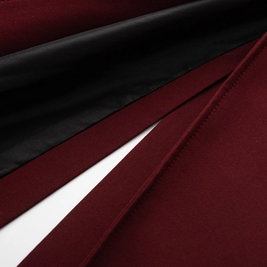 Dettaglio cappotto di lana bordeaux con cuciture di pregio e fodera in seta nera