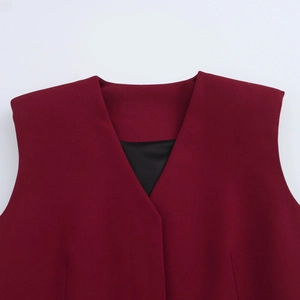 Detail van de V-hals op een bordeauxrood vest met hoogwaardige stof en zwarte voering