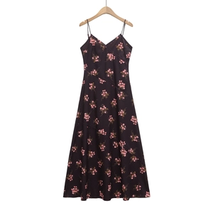 Dettaglio vestito a fiori con spalline sottili che mostra lo scollo a V e cuciture