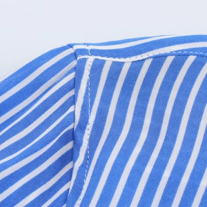 Détail rapproché d'une chemise à rayures bleues et blanches avec coutures précises
