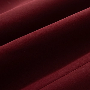 Macro di tessuto tessile bordeaux intenso con trama fine e una lucentezza morbida