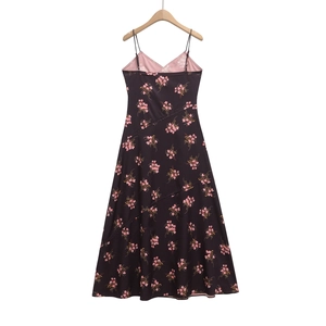 Dettaglio del vestito floreale con schiena scoperta con cuciture fini e stampa rosa