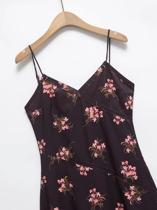 Elegante abito sottoveste in raso nero a fiori con spalline sottili e scollo a V chic