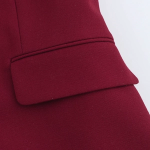 Gedetailleerde macro-opname van de wijnrode vestzak met een premium twill-stoftextuur