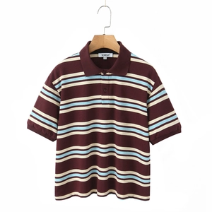 Vista dettagliata del colletto polo a righe con trama a maglia e abbottonatura vintage