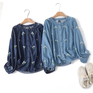 Détail de chemises en jean vintage avec broderie de tulipes et poignets élastiques