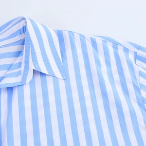 Details von Kragen und Schulternaht an einem blau gestreiften Baumwollhemd