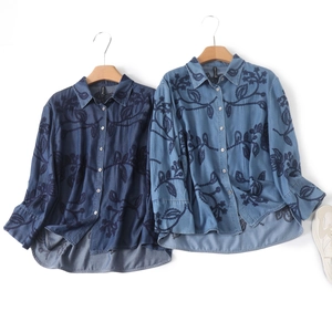 Détail de la broderie florale sur chemises en jean délavées avec col à revers