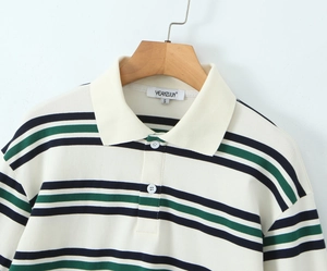 Detalle del cuello polo y textura a rayas en la camiseta de algodón de corte holgado