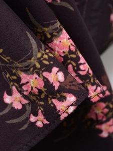 Dettaglio macro del tessuto a stampa floreale francese con piccoli fiori rosa