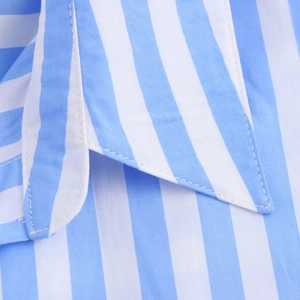 Detailaufnahme von blau-weiß gestreiftem Hemdkragen mit feiner Verarbeitungsqualität