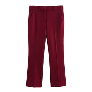 Detail van bordeauxrode flared broek met hoge taille met strijkplooien en zijzakken