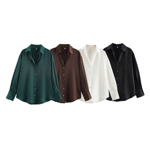 Chemises en satin pour femmes en vert foncé, marron, blanc et noir posées à plat