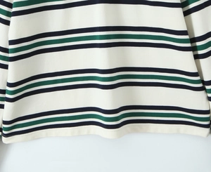 Detalle de cerca del polo a rayas verde marino con textura de tejido de piqué transpirable