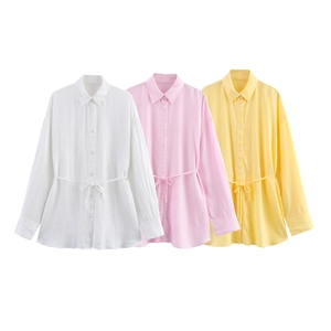 Détail du design de la taille nouée sur les chemises à manches longues blanches, roses et jaunes