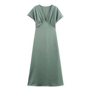 Détail d'une robe maxi en satin vert sauge avec décolleté en V et taille froncée