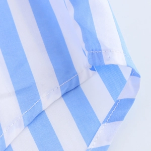 Detail von blau-weiß gestreiftem Stoff mit feiner Naht am Saum des Baumwollhemdes