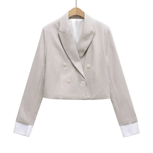 Detailansicht des zweireihigen Kurzblazers mit Kontrastbündchen und spitzem Revers