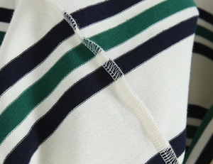 Vista detallada de las costuras impecables y los acabados interiores de este polo rayas