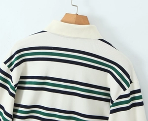 Primer plano detallado del cuello y la textura de punto a rayas verdes del polo