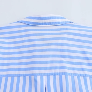 Detail eines blau-weiß gestreiften Hemdes mit Fokus auf Kragennaht und Stofftextur