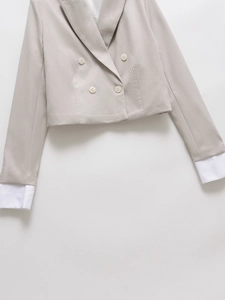 Kurzer zweireihiger Blazer im französischen Stil mit Manschetten-Patchwork in Hellgrau