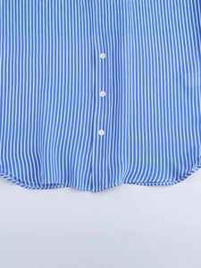 Chemise à rayures bleues et blanches pour femme avec boutons et ourlet arrondi