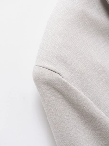 Detailansicht der gewebten Stoffstruktur und Nähte eines Blazers im französischen Stil
