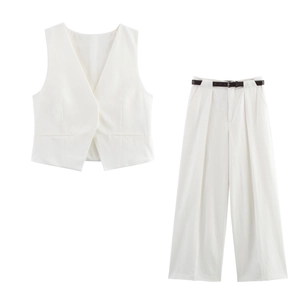 Detailansicht der cremeweißen Weste und High-Waist-Hose mit schwarzem Gürtel im Set