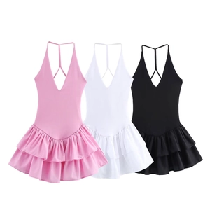 Trois robes dos nu à col en V en rose, blanc et noir présentées à plat pour les détails