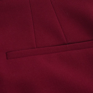 Détail du tissu bordeaux montrant le tissage sergé fin et la poche passepoilée nette
