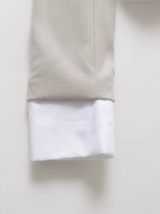 Detailaufnahme der vernähten Manschetten und des grauen Stoffes dieses Blazers