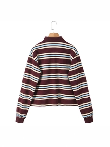 Polo de manga larga a rayas rojas para mujer con cuello y puños acanalados vista posterior