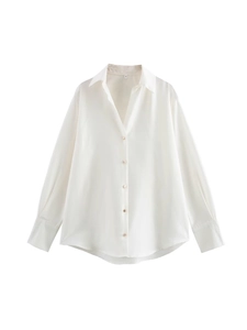 Chemisier élégant en satin blanc à manches longues avec boutons dorés raffinés