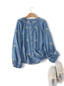 Chemise bleue style denim avec broderies de tulipes blanches et col rond décontracté