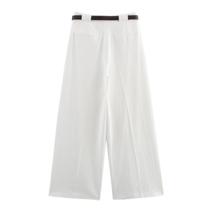 Weiße Hose mit hoher Taille, weitem Bein und braunem Gürtel aus der Rückansicht