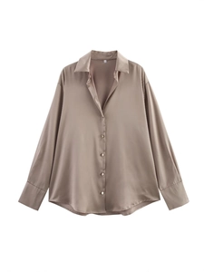 Élégante chemise en satin à manches longues marron café avec boutons dorés et texture soie