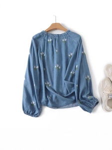 Chemise bleu clair à manches longues avec broderie florale et col rond décontracté