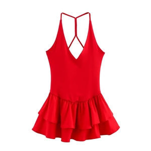 Détail d'une robe dos nu rouge avec col en V profond et ourlet à volants superposés