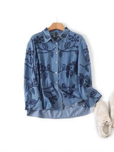 Chemise en coton bleu clair brodée de fleurs à manches longues et col boutonné classique